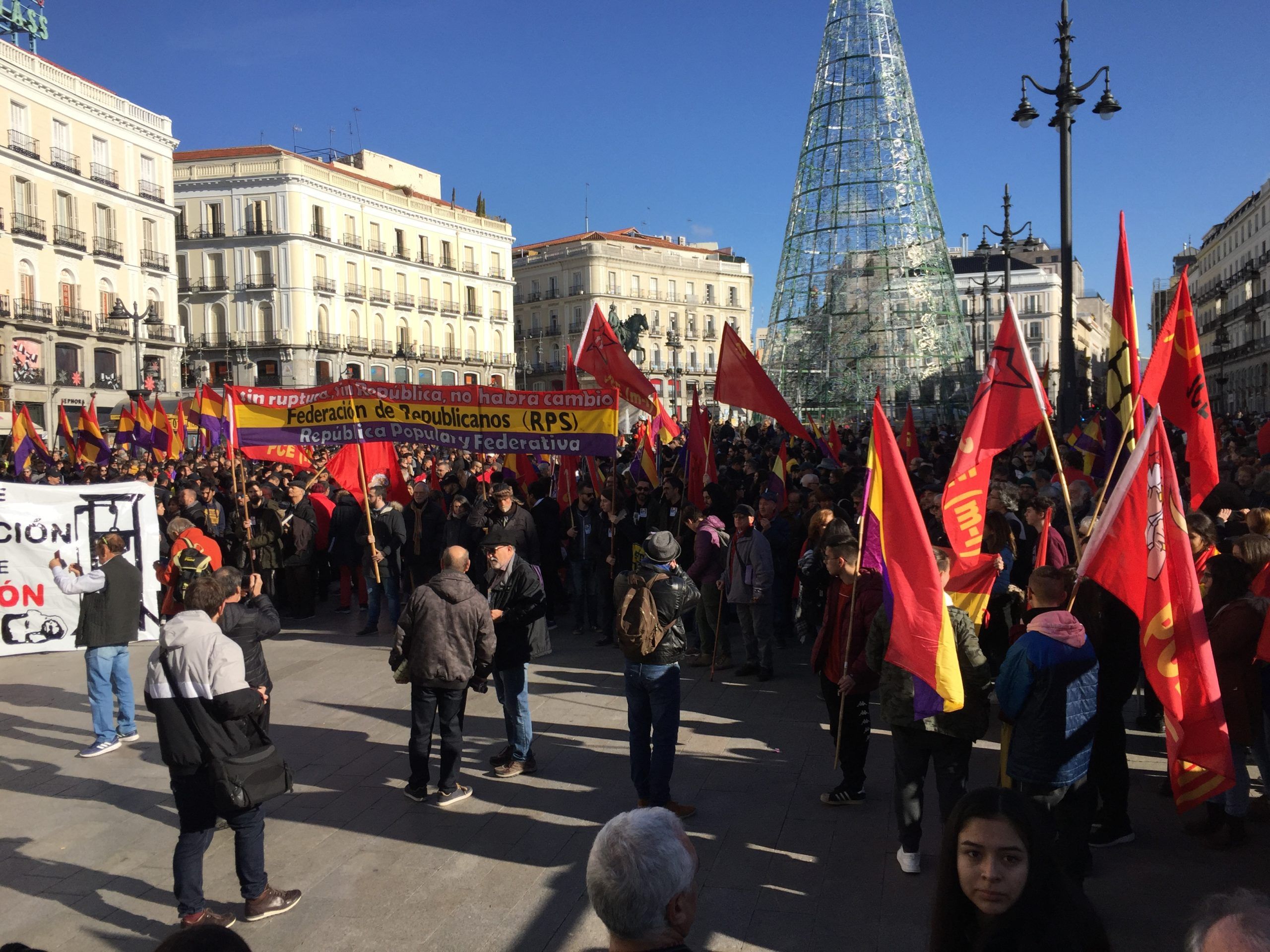 vendredi 6 décembre à la Puerta del Sol arrivée de la manifestation pour la III République