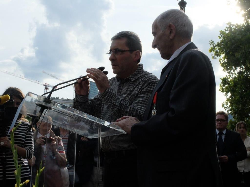 Rafael et son fils Jean-Paul Gomez à la tribune, 24 août 2014, lors de l'hommage rendu à la Nueve