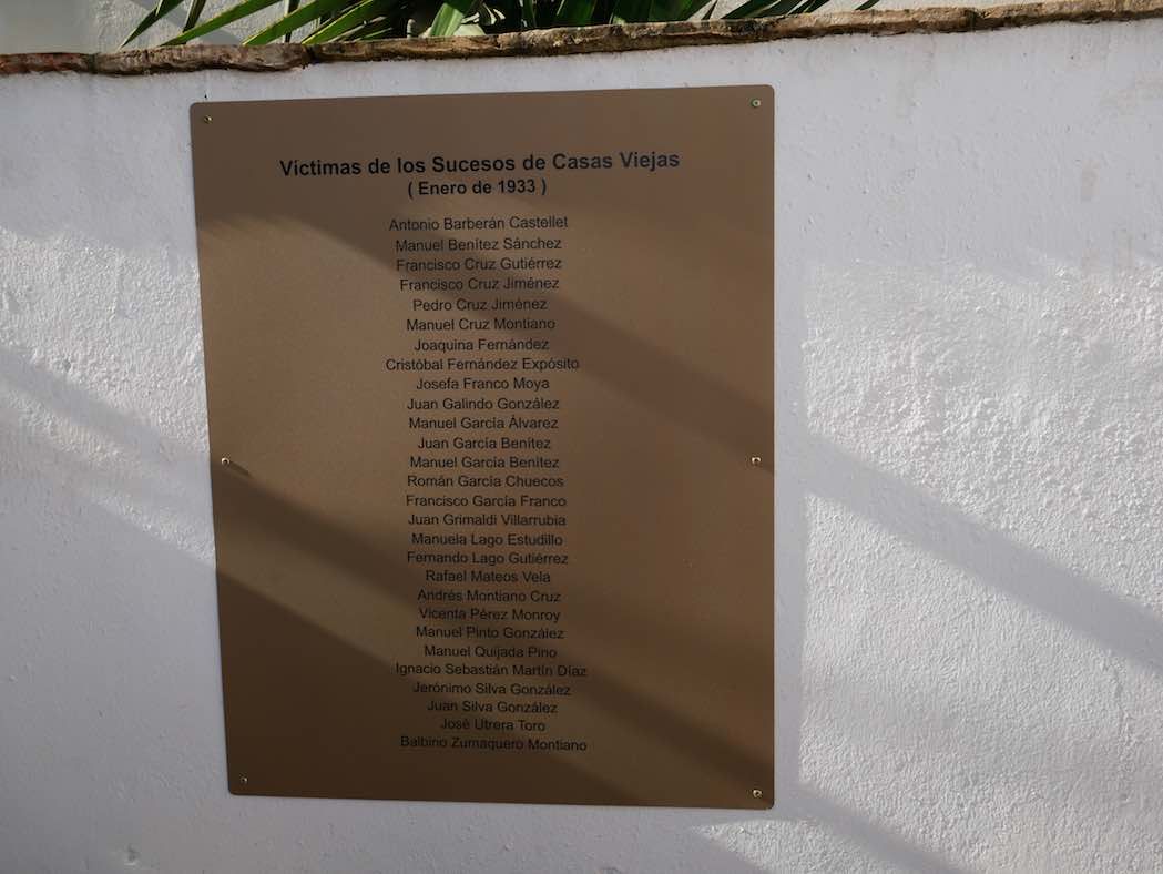 La plaque des noms des victimes devant le Musée de Benalup Casas Viejas