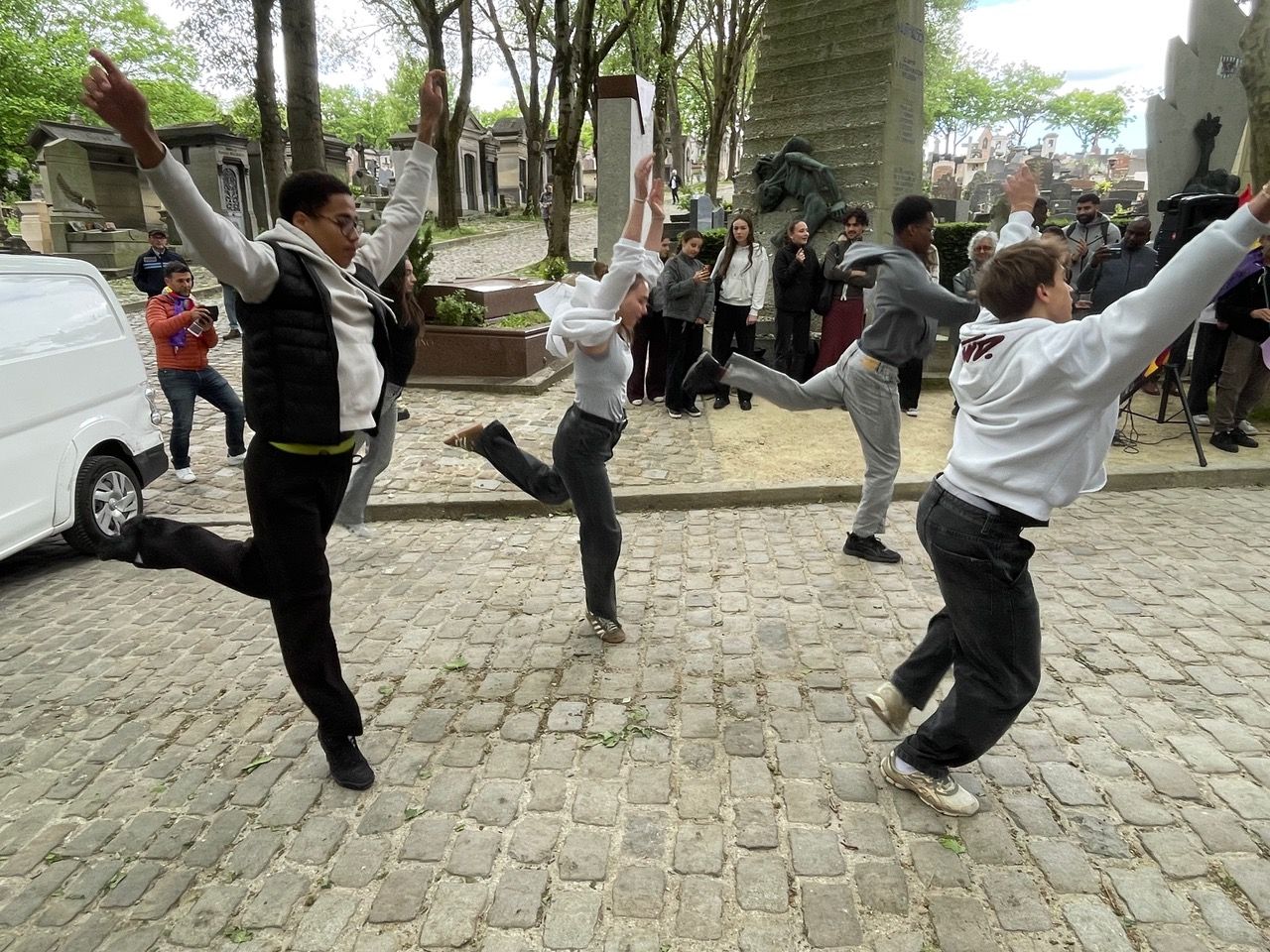 Un groupe mixte symbolise la volonté collective de survivre et de rester debout