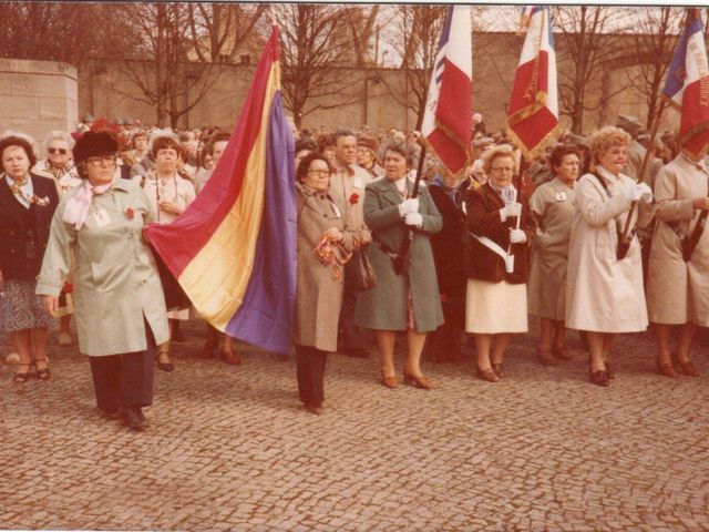 Au camp de Ravensbrück, Neus Catalá y Lola Casadellà lèvent le drapeau de la république espagnole lors des premières réunions des déportées survivantes. (Amical de Ravensbrück)
