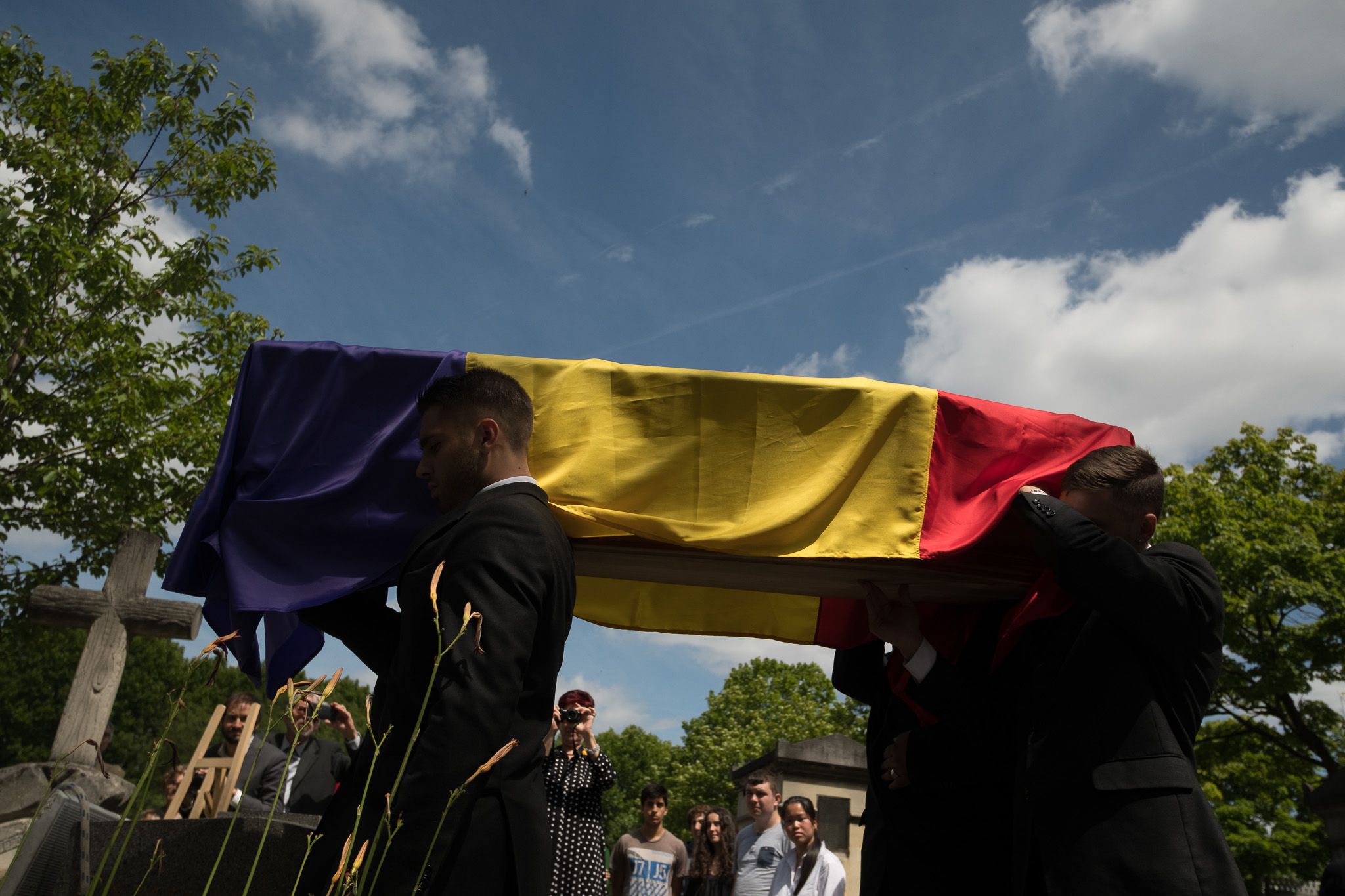 Arrivée du cercueil recouvert du drapeau républicain espagnol