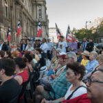 Foule attentive face au jardin de la Nueve