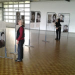 Installation de l'expo portraits