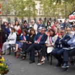 Une rangée d'officiels français et espagnols sous la bienveillance du drapeaux rouge et noir