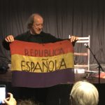 Juan Francisco Ortiz et le drapeau de son père