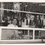 José Tadeo Álvarez Llaneza, dans sa boutique de charcuterie au marché de Cuauhtémoc à Mexico 1955