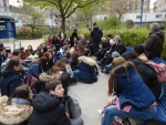 assis sur le sol, 20 mars 2019 Square St Jacques Paris 4