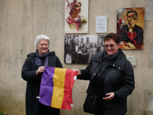 Annick et Begoña dévoilent la plaque de la Milicienne de Sim 