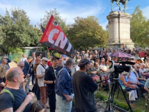 Drapeau CNT floteent au jardin de la Nueve