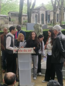 Les élèves d'Ana Botella se mettent en place pour la musique et la récitation