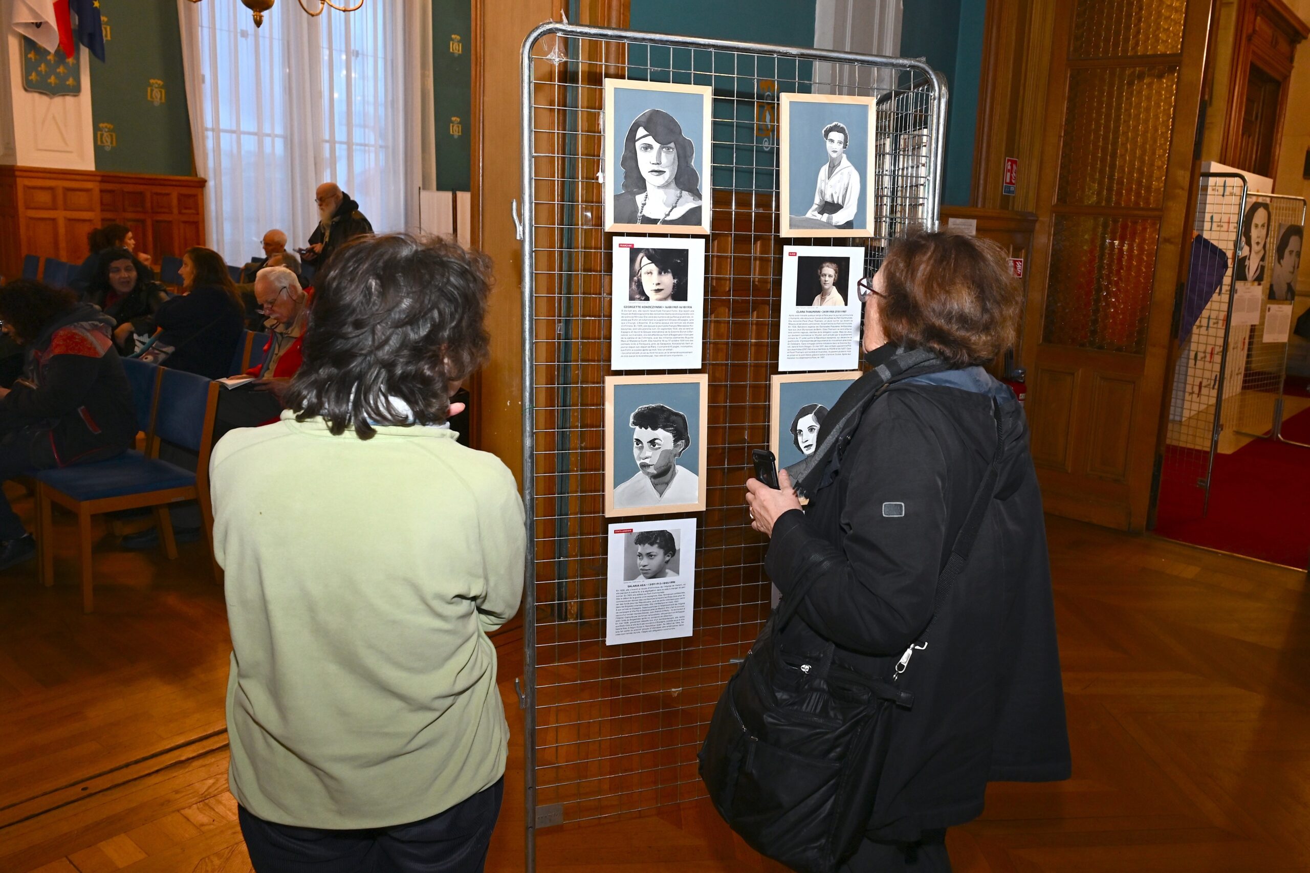 Devant les portraits des femmes étrangères engagées en Espagne