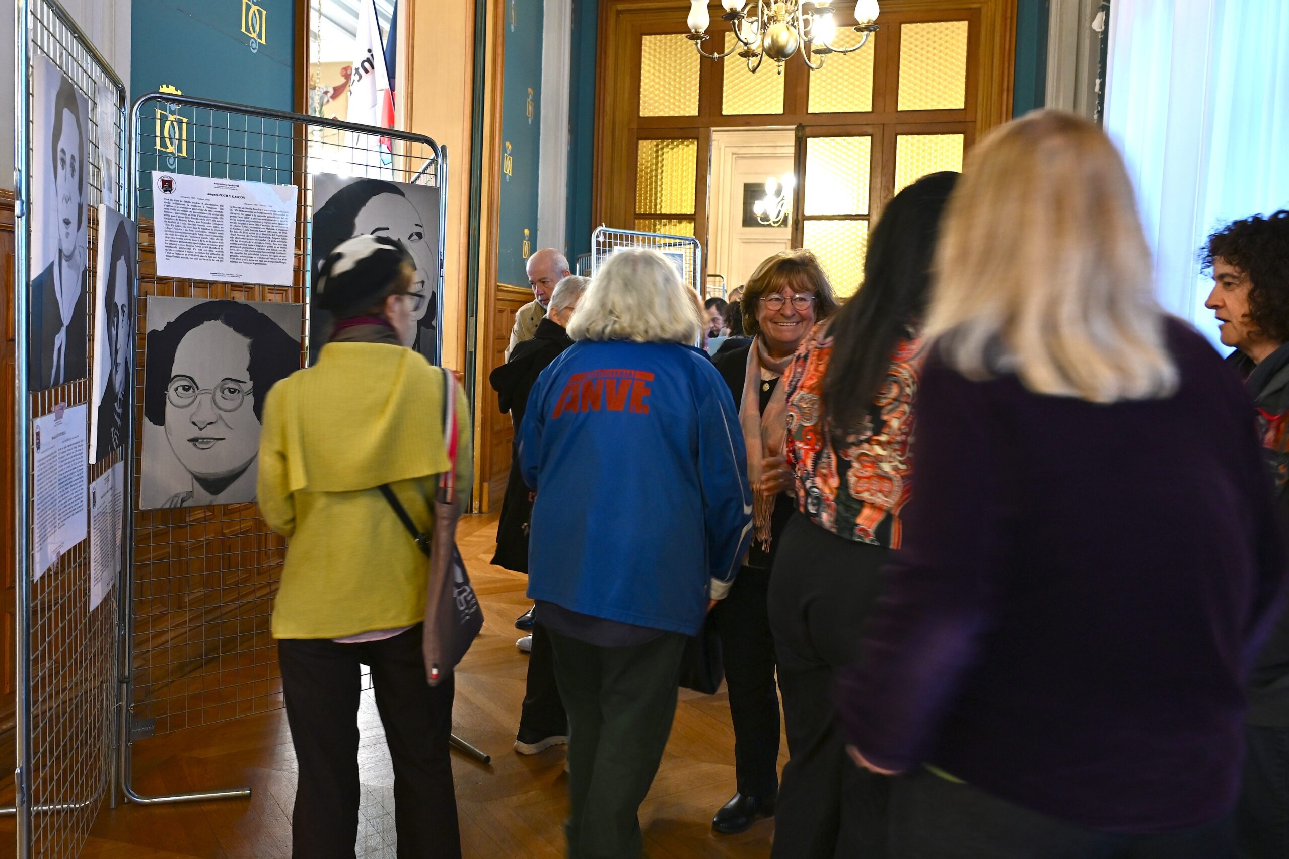 Le public arrive dans l'exposition