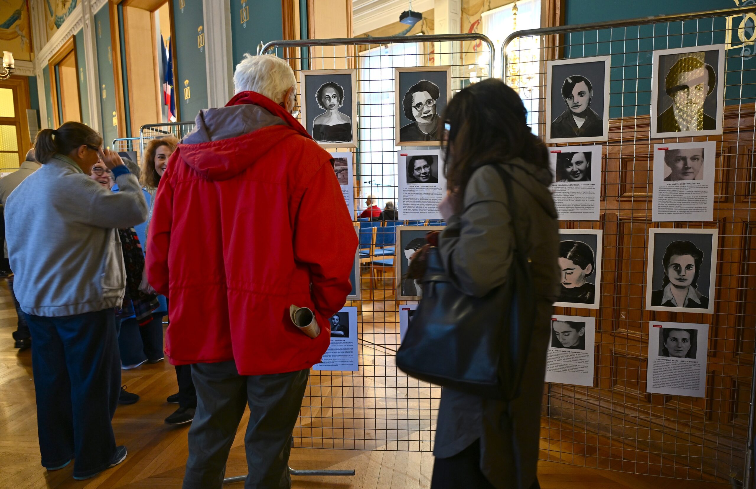 Le public dont notre amie Anna devant les portraits des femmes étrangères engagées en Espagne